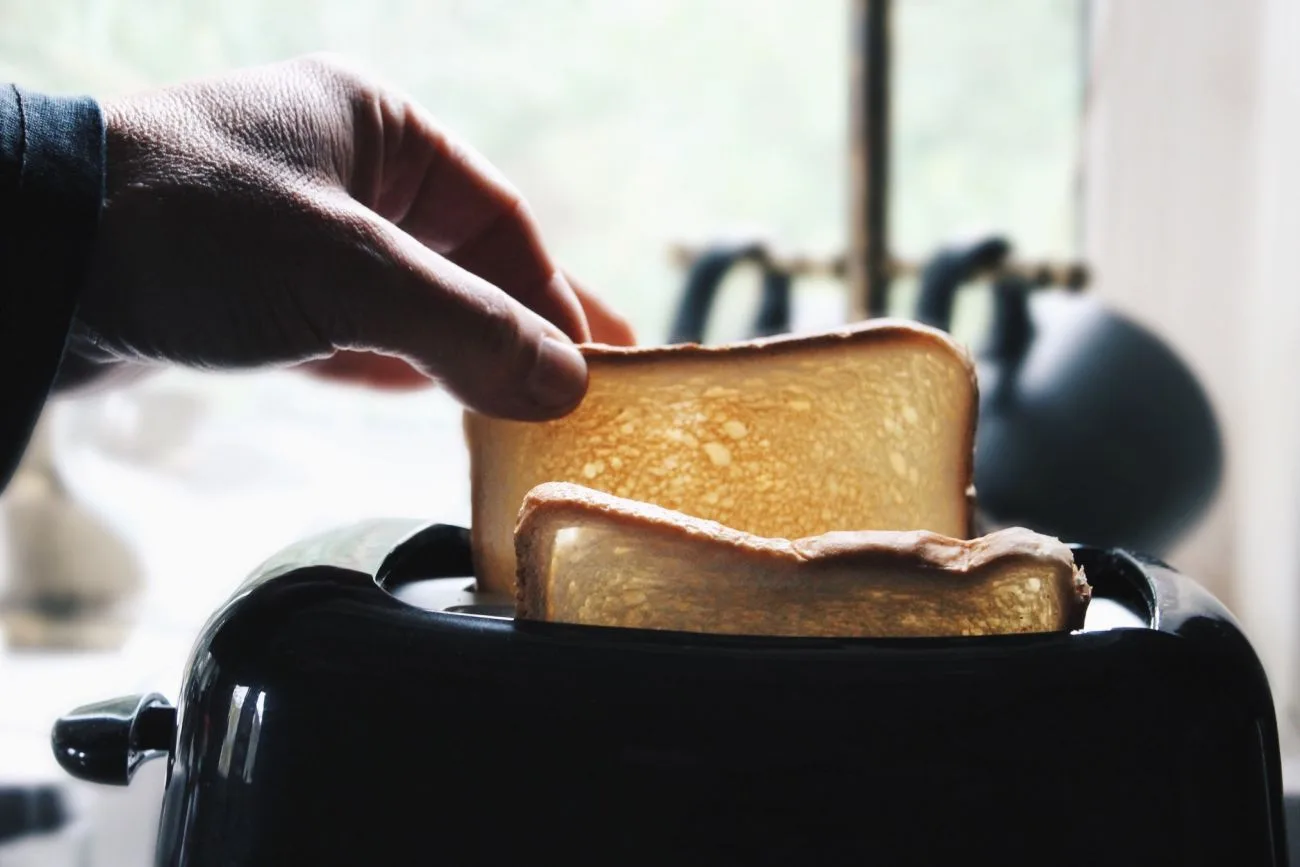 Jak wyczyścić toster bez ryzyka jego uszkodzenia? twój opiekacz do