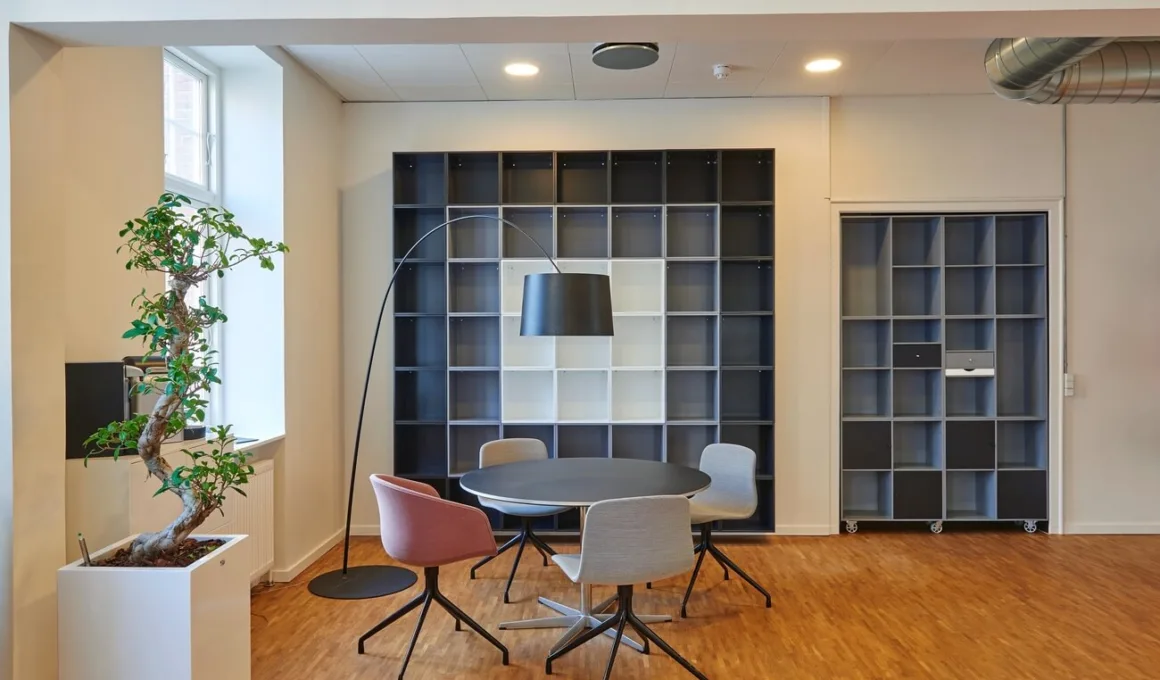 Jak zorganizować przestrzeń w swoim biurze? Dowiedz się!
