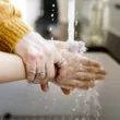 czym umyć ręce po orzechach